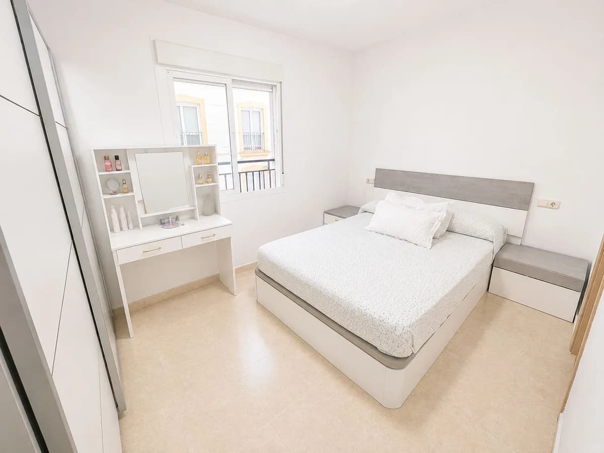 2 Bedroom Middle Floor Apartment for Sale in Guaro, Málaga - Image 9