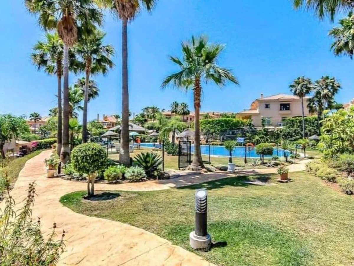 4 Bedroom Semi-Detached House for Sale in Riviera del Sol, Málaga - Image 2