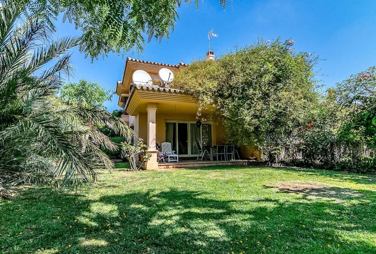 4 Bedroom Semi-Detached House for Sale in Riviera del Sol, Málaga - Image 3