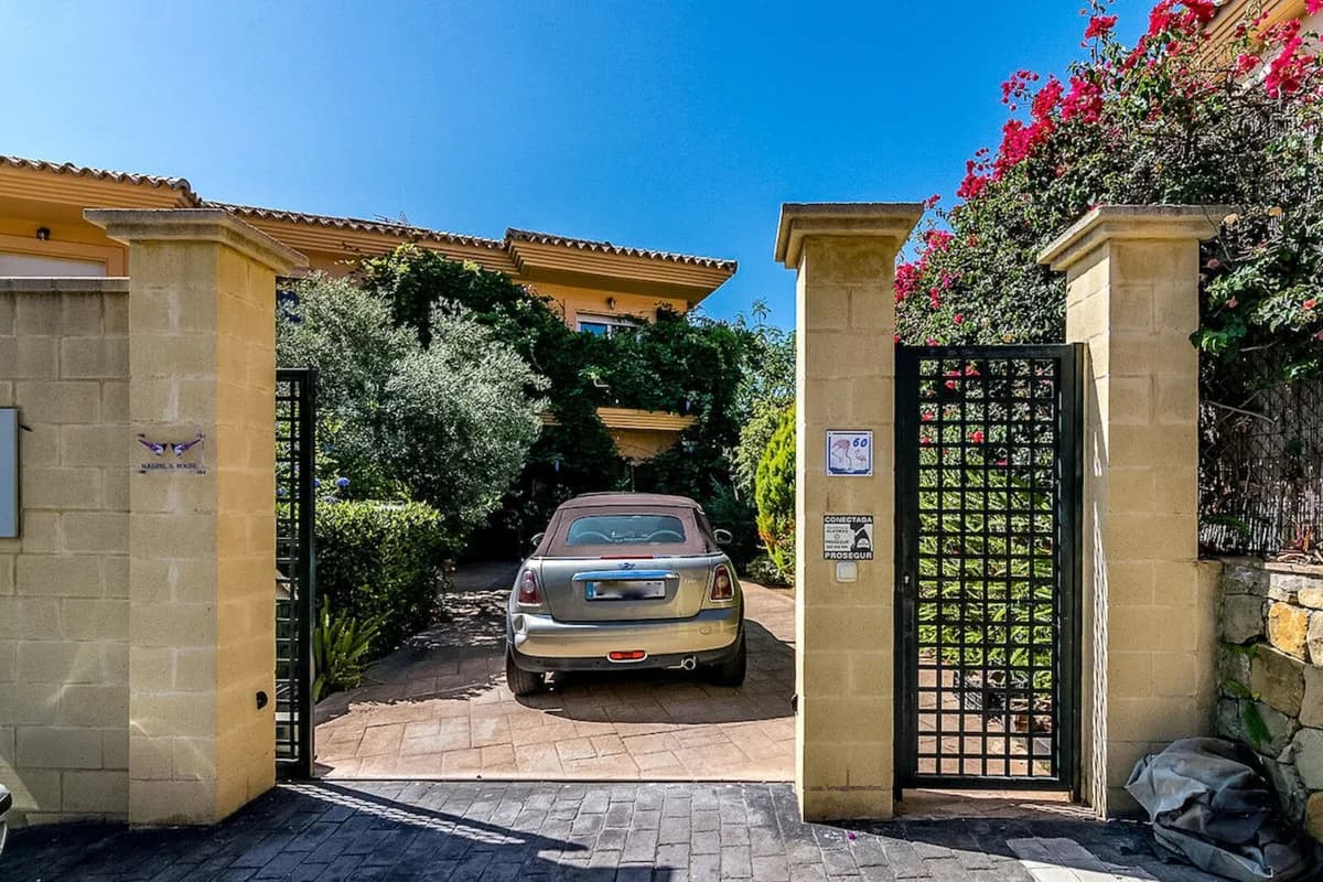 4 Bedroom Semi-Detached House for Sale in Riviera del Sol, Málaga - Image 5
