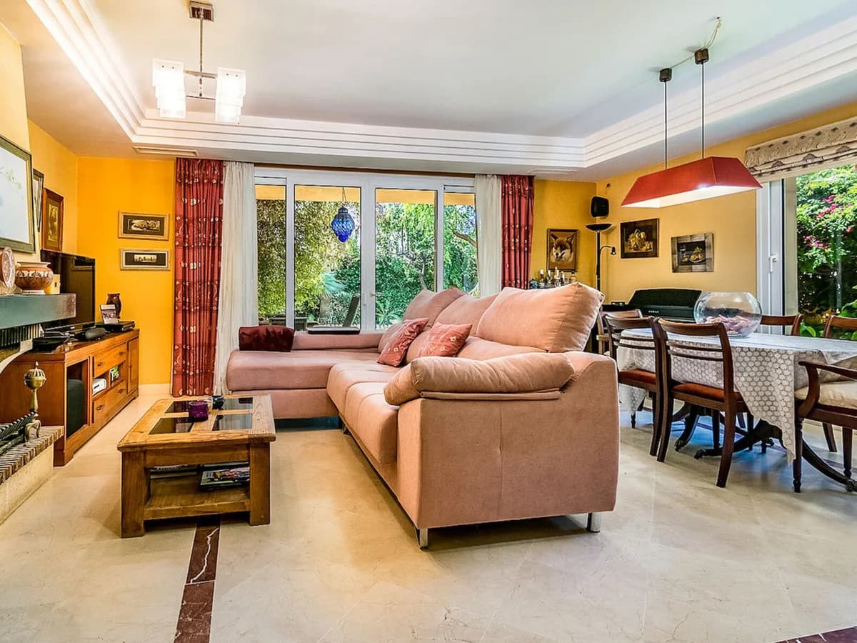 4 Bedroom Semi-Detached House for Sale in Riviera del Sol, Málaga - Image 8