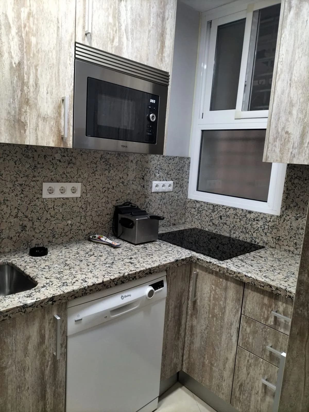 1 Bedroom Middle Floor Apartment for Sale in Fuengirola, Málaga - Image 9
