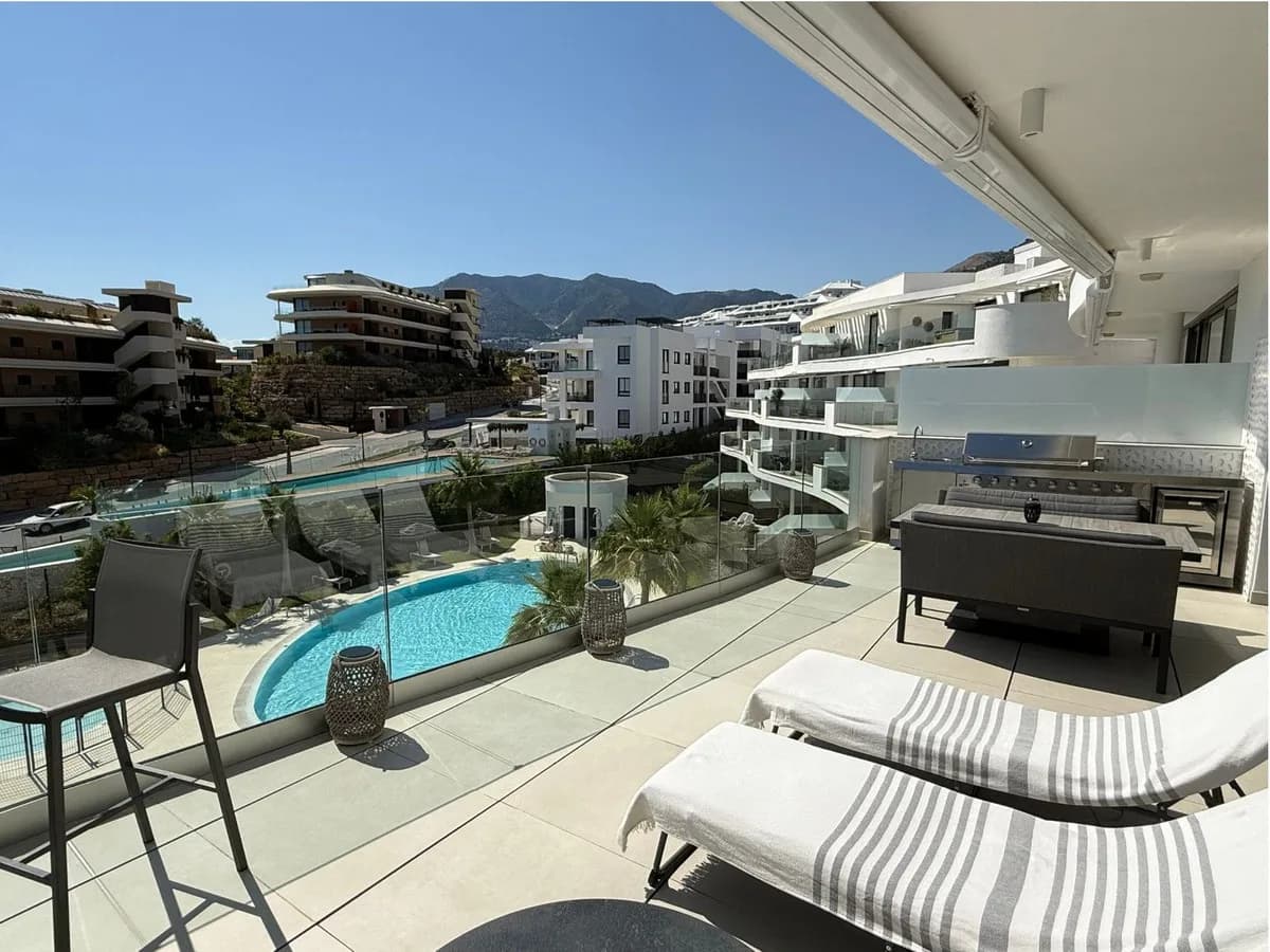 2 Bedroom Middle Floor Apartment for Sale in Fuengirola, Málaga