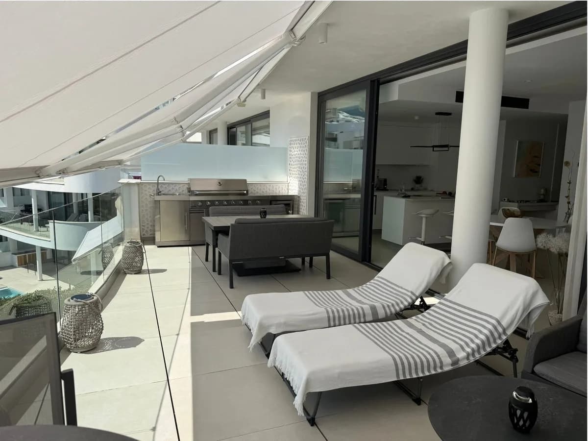 2 Bedroom Middle Floor Apartment for Sale in Fuengirola, Málaga - Image 2
