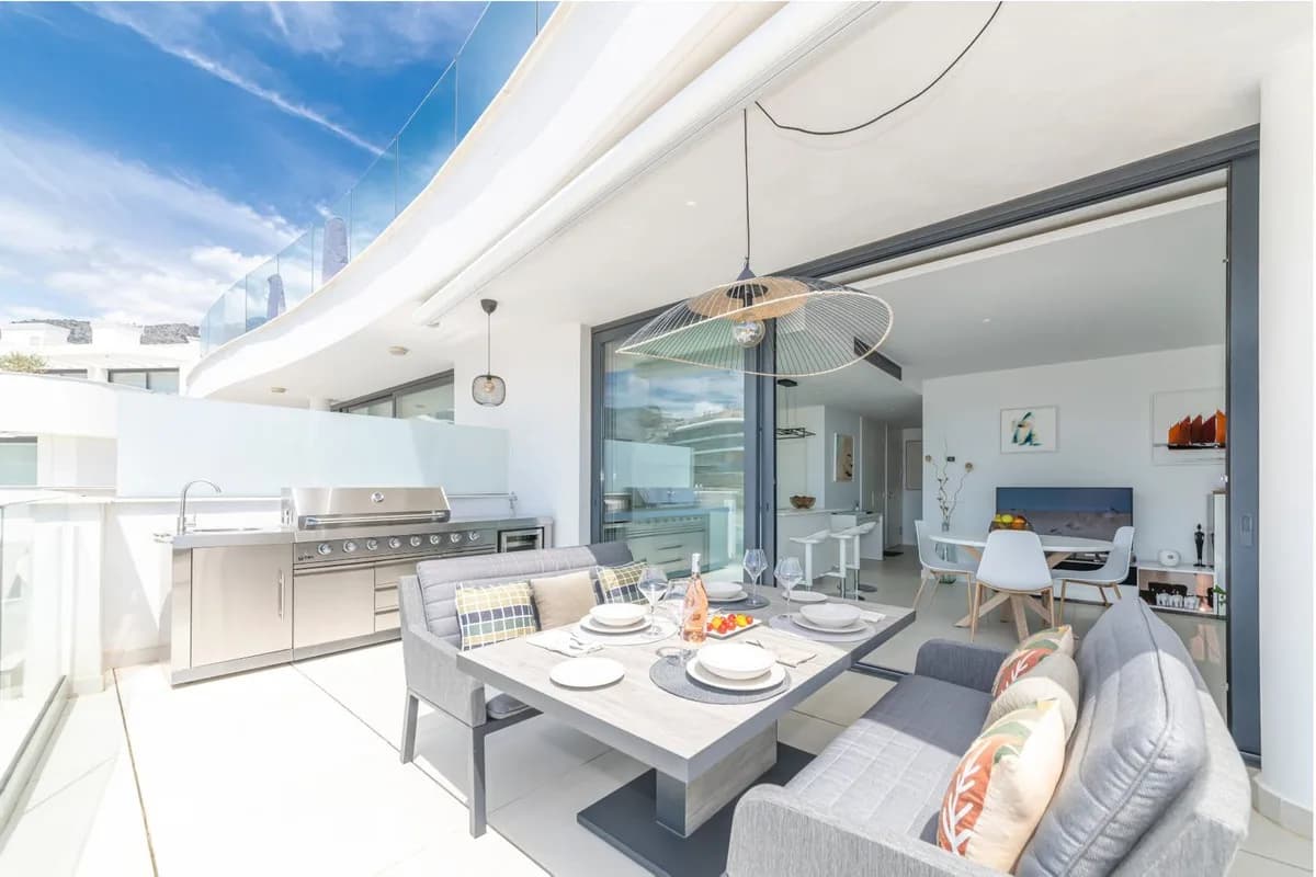 2 Bedroom Middle Floor Apartment for Sale in Fuengirola, Málaga - Image 5