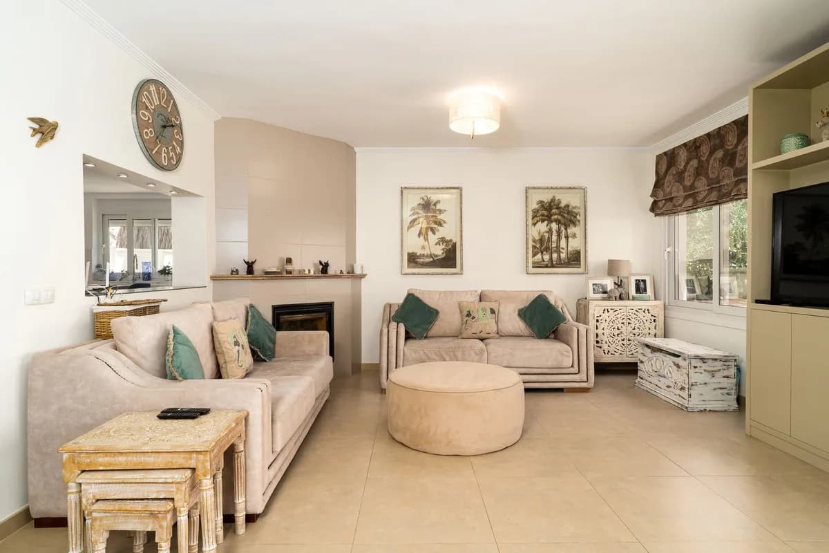 6 Bedroom Detached Villa for Sale in El Padron, Málaga - Image 2