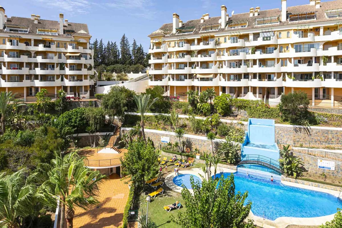 2 Bedroom Middle Floor Apartment for Sale in Nueva Andalucía, Málaga