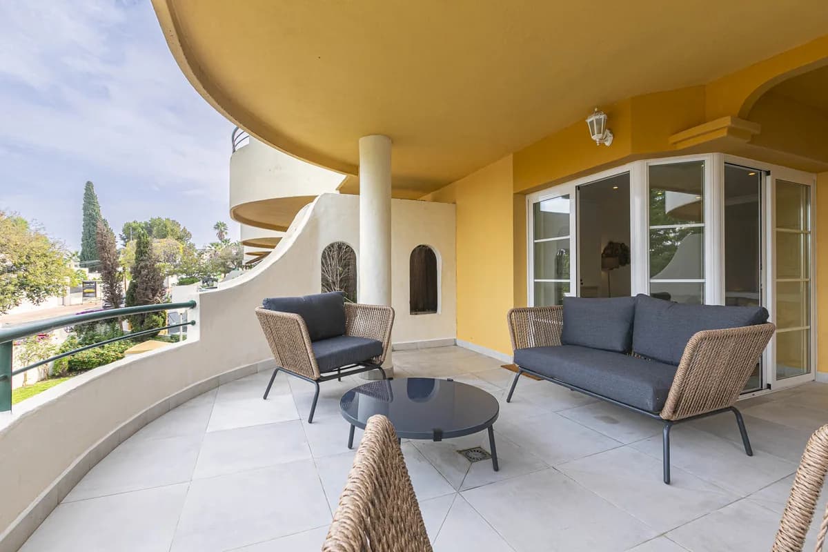 2 Bedroom Middle Floor Apartment for Sale in Nueva Andalucía, Málaga - Image 2
