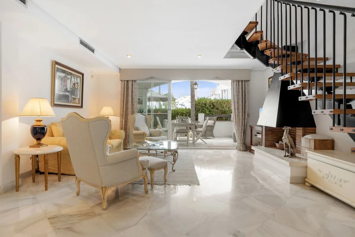 3 Bedroom Townhouse for Sale in The Golden Mile, Málaga - Image 4