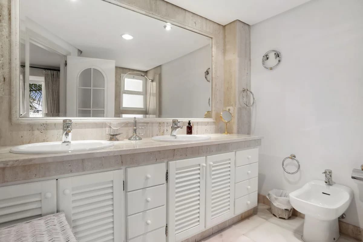 3 Bedroom Townhouse for Sale in The Golden Mile, Málaga - Image 9