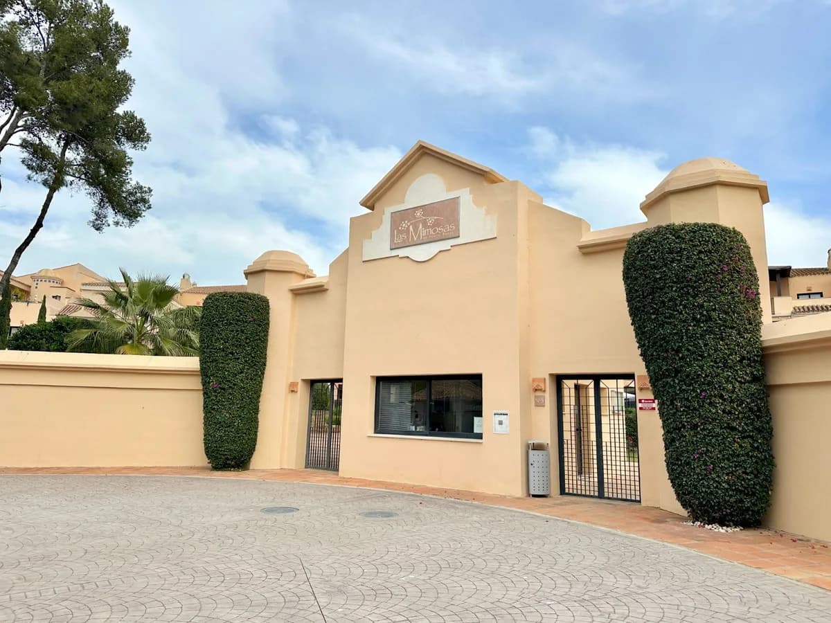 2 Bedroom Middle Floor Apartment for Sale in Puerto Banús, Málaga