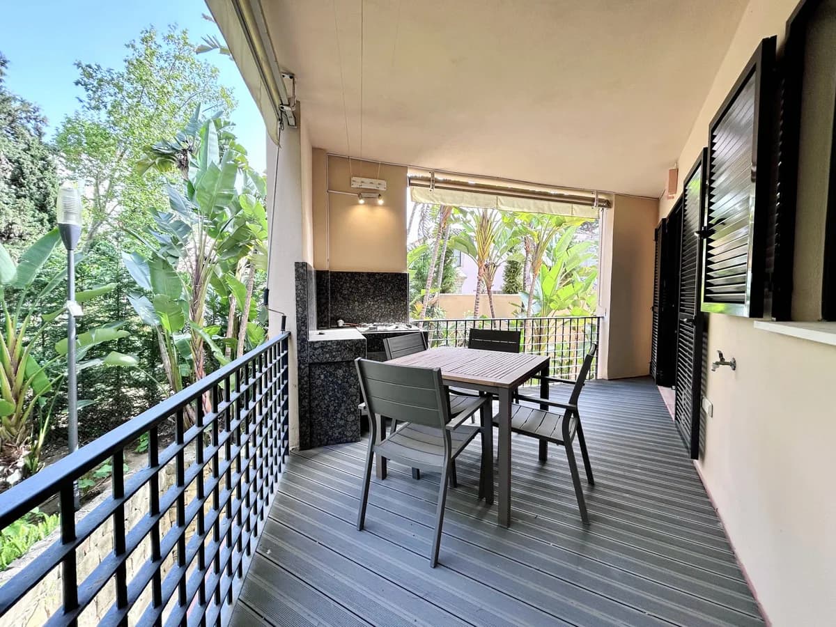 2 Bedroom Middle Floor Apartment for Sale in Puerto Banús, Málaga - Image 3