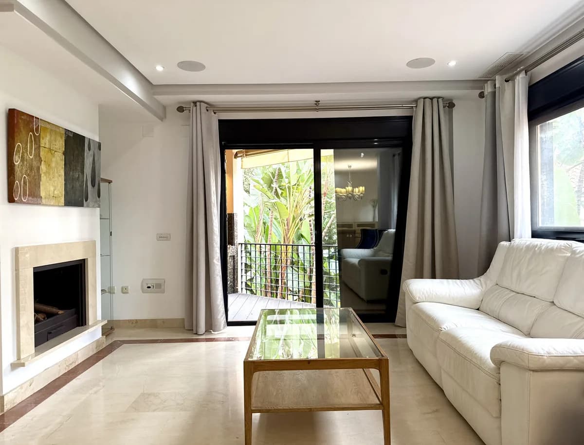 2 Bedroom Middle Floor Apartment for Sale in Puerto Banús, Málaga - Image 4