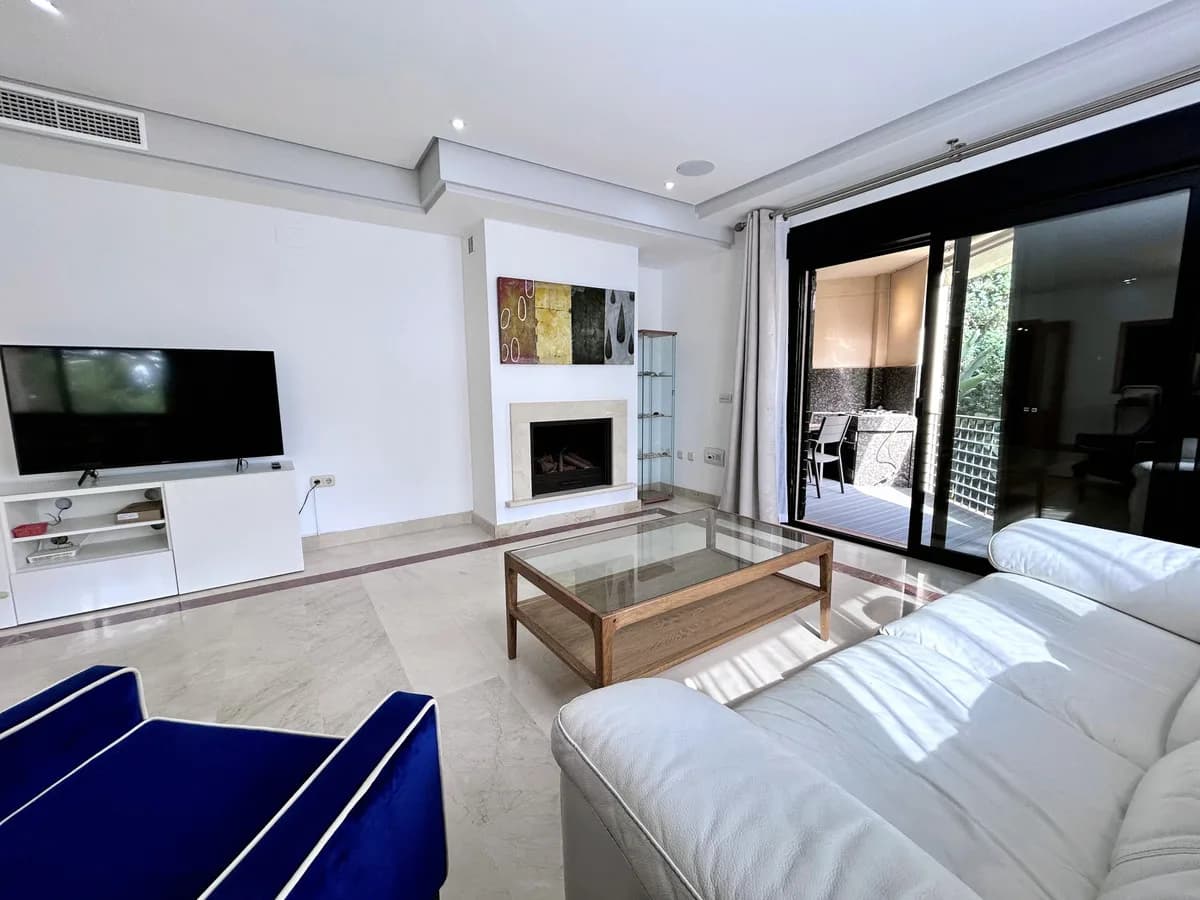 2 Bedroom Middle Floor Apartment for Sale in Puerto Banús, Málaga - Image 5