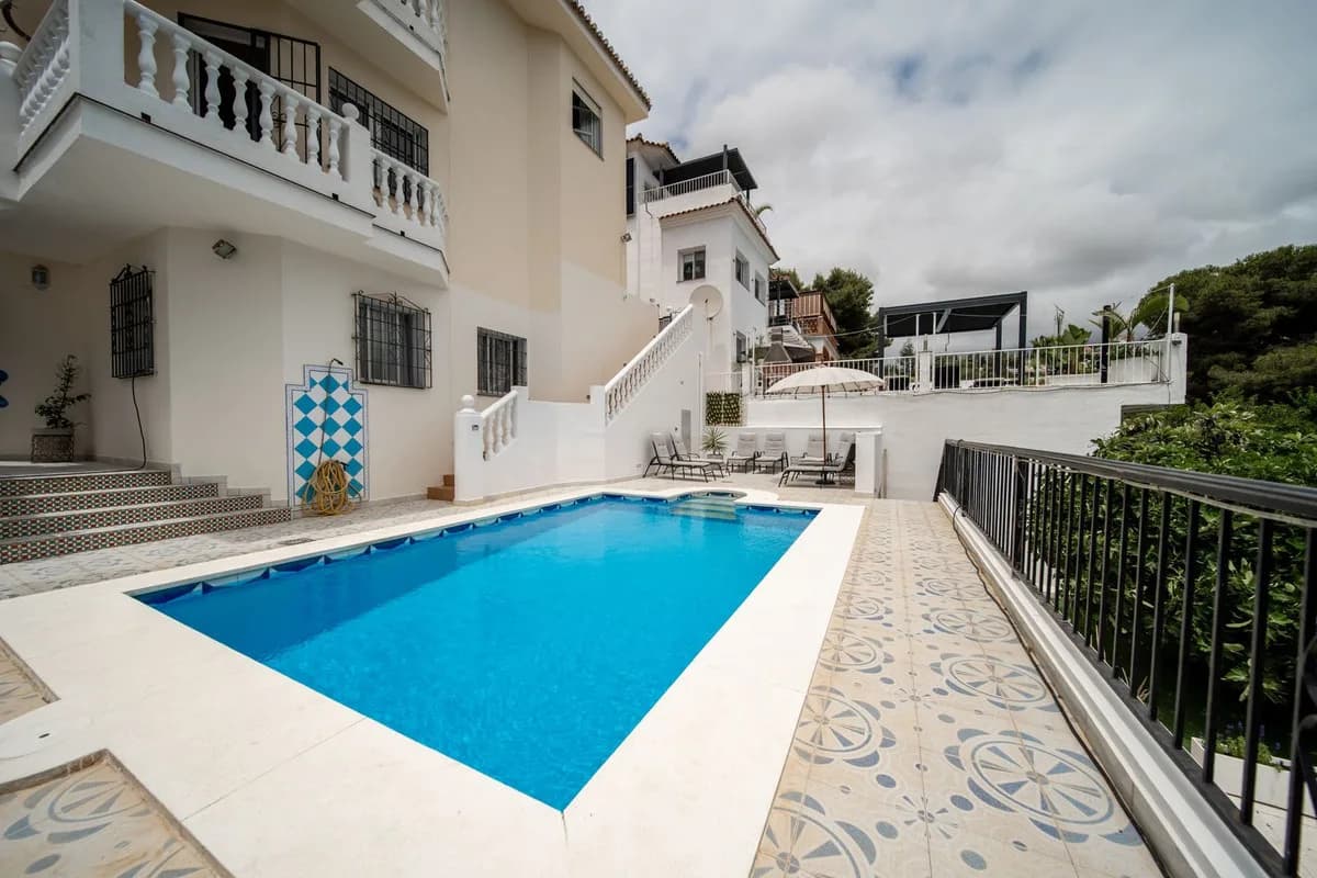 9 Bedroom Detached Villa for Sale in El Coto, Málaga
