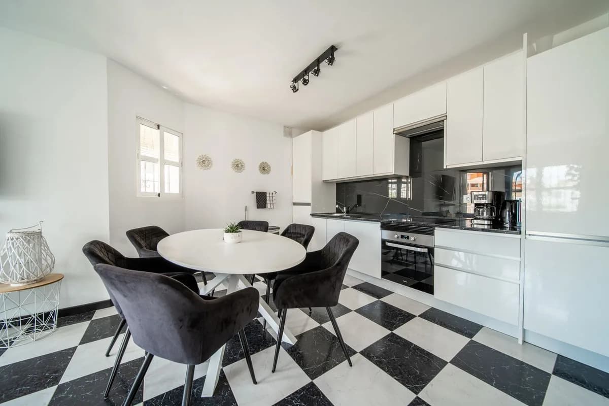 9 Bedroom Detached Villa for Sale in El Coto, Málaga - Image 9