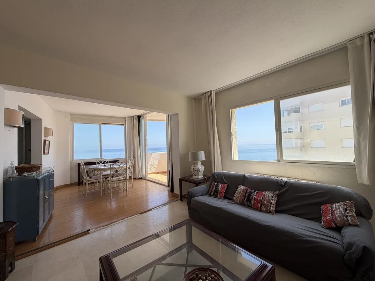 2 Bedroom Middle Floor Apartment for Sale in Estepona, Málaga - Image 4