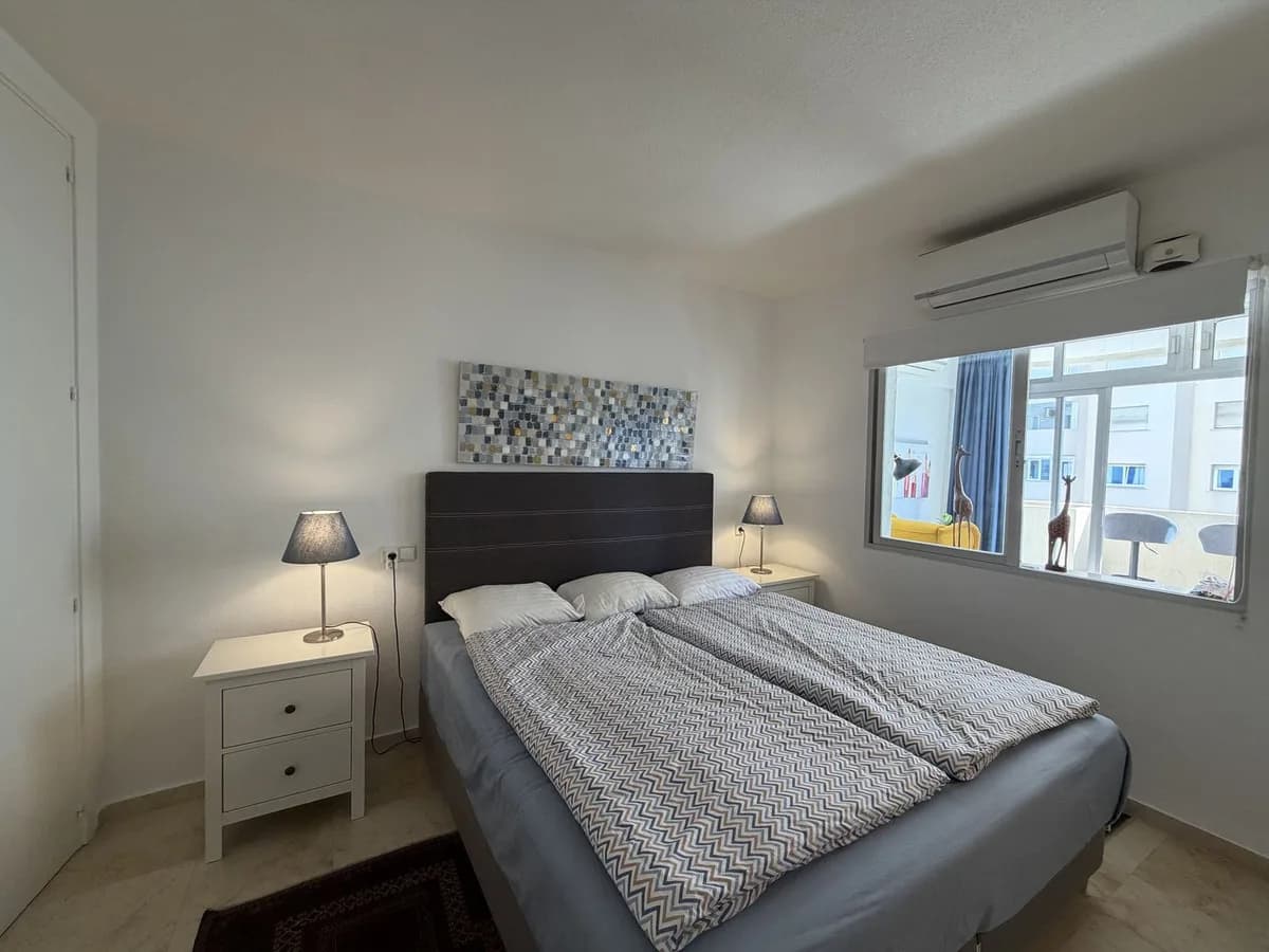 1 Bedroom Middle Floor Apartment for Sale in Estepona, Málaga - Image 4