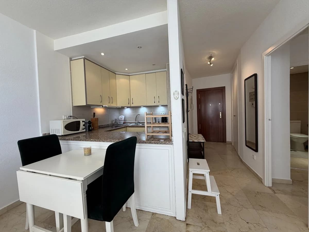 1 Bedroom Middle Floor Apartment for Sale in Estepona, Málaga - Image 9