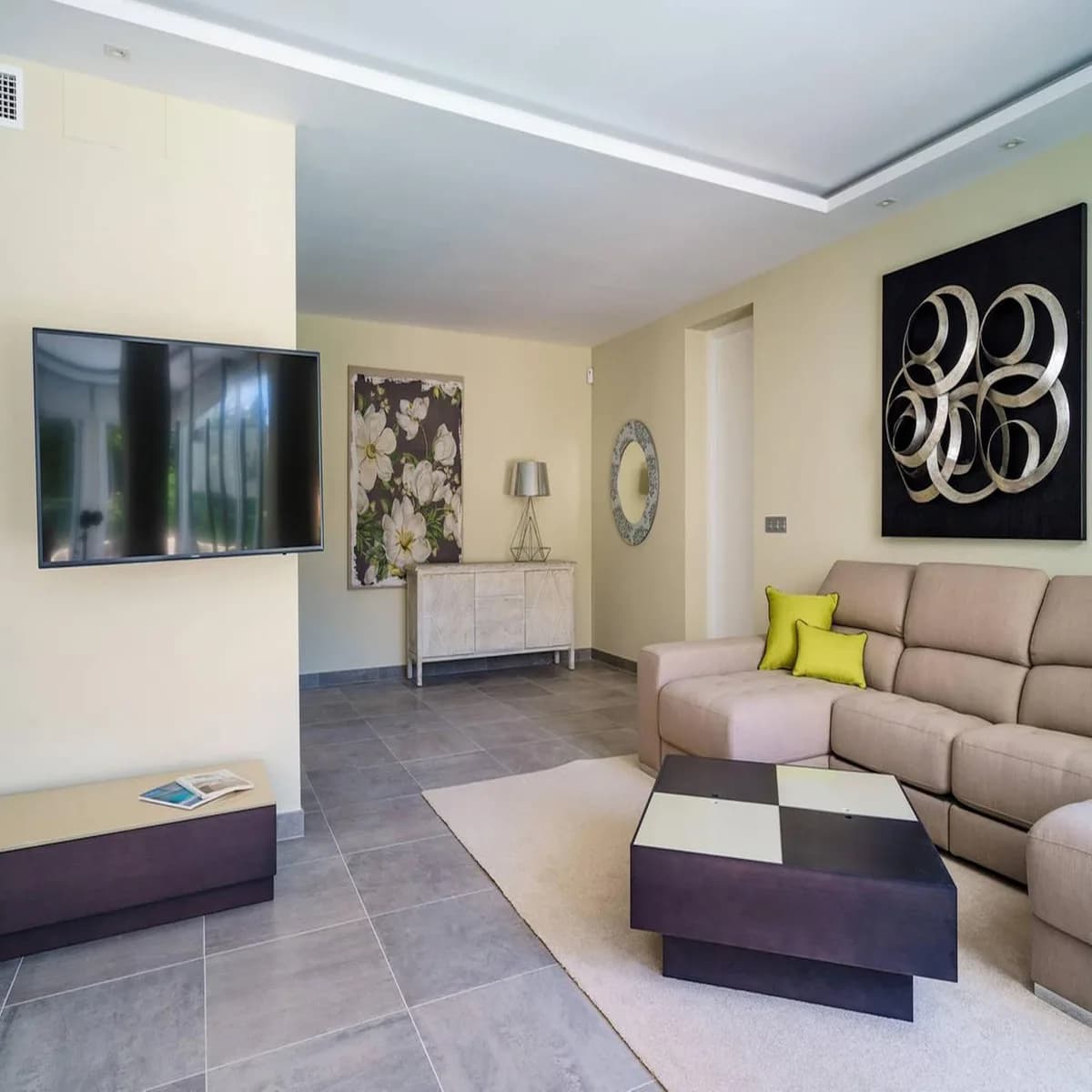 6 Bedroom Detached Villa for Sale in Nueva Andalucía, Málaga - Image 8