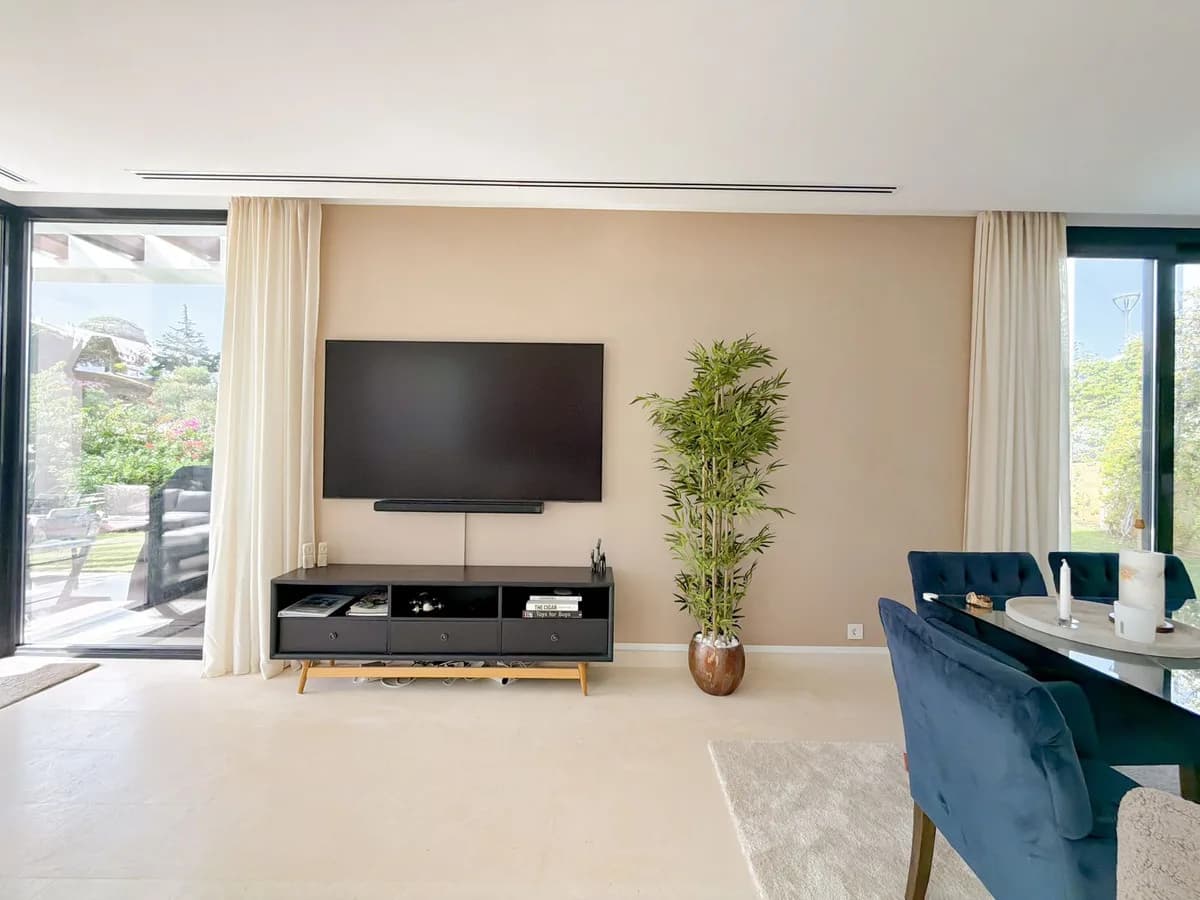5 Bedroom Semi-Detached House for Sale in Calahonda, Málaga - Image 7
