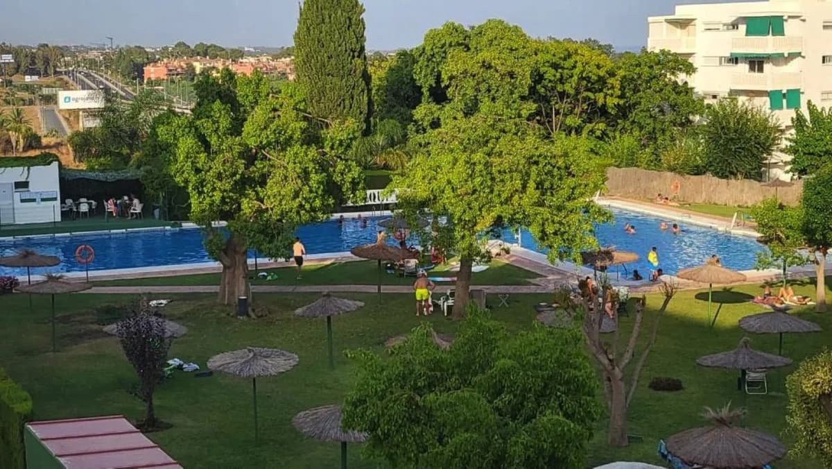 3 Bedroom Middle Floor Apartment for Sale in New Golden Mile, Málaga - Image 2