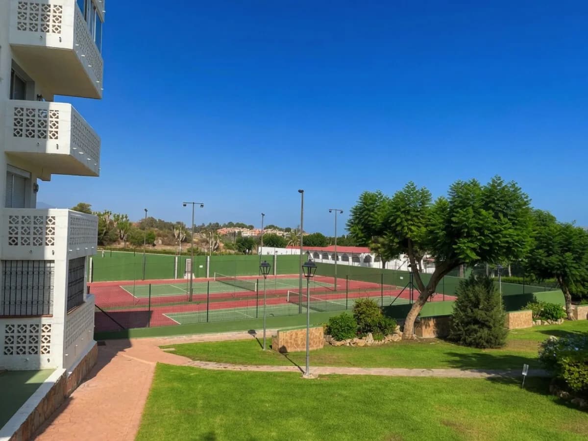 3 Bedroom Middle Floor Apartment for Sale in New Golden Mile, Málaga - Image 3