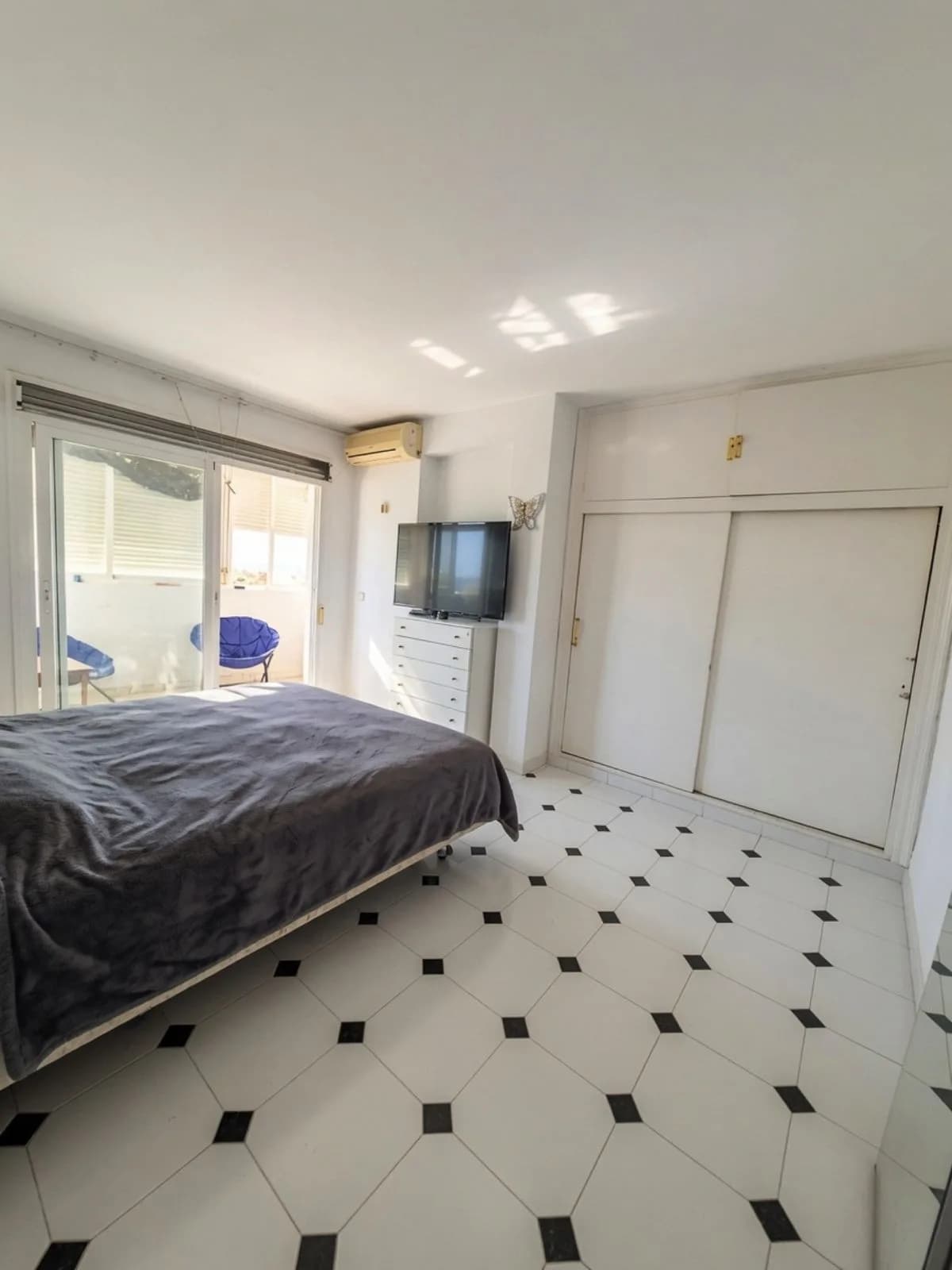 3 Bedroom Middle Floor Apartment for Sale in New Golden Mile, Málaga - Image 8