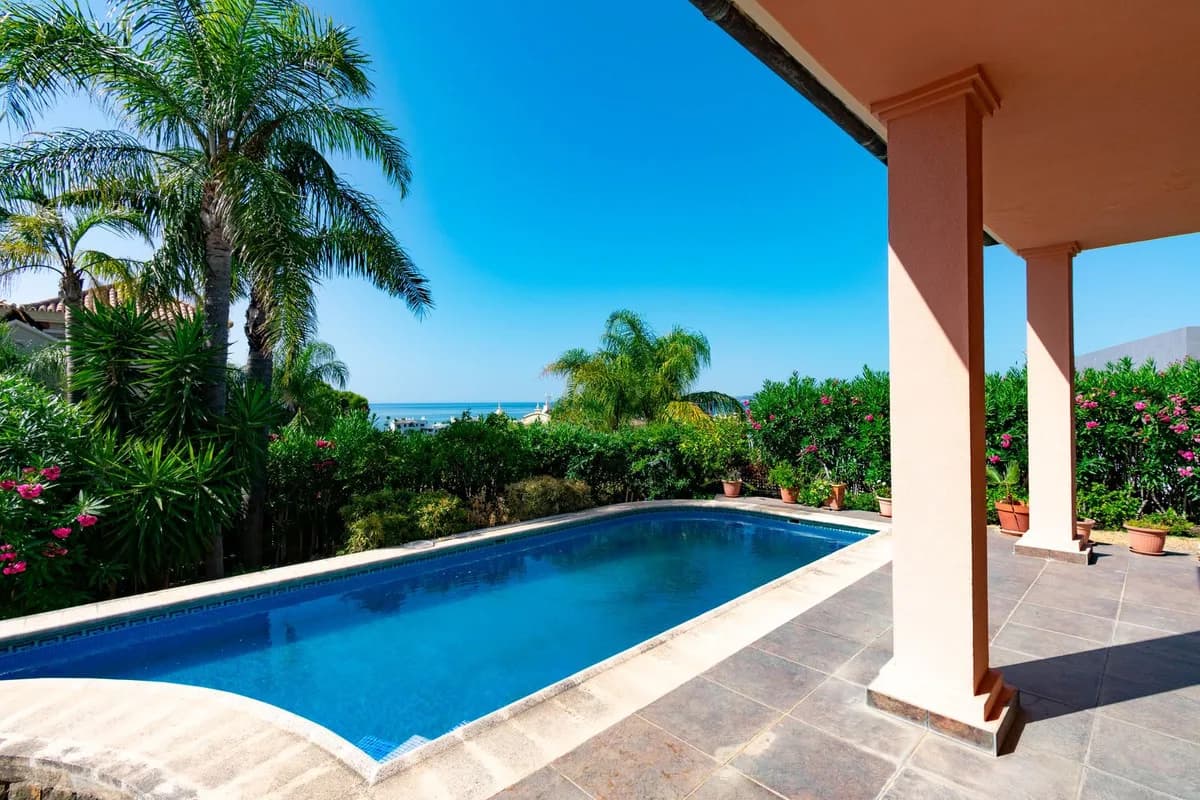 4 Bedroom Detached Villa for Sale in Estepona, Málaga