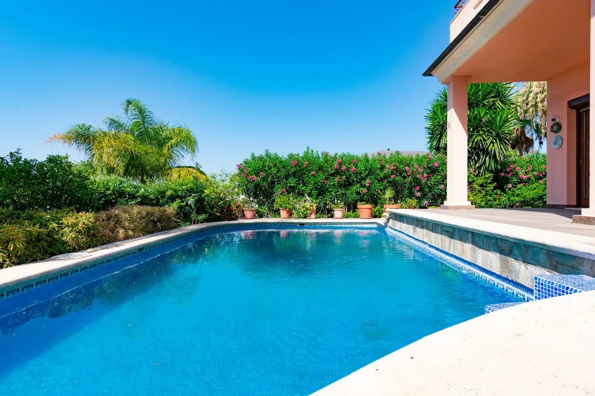 4 Bedroom Detached Villa for Sale in Estepona, Málaga - Image 2