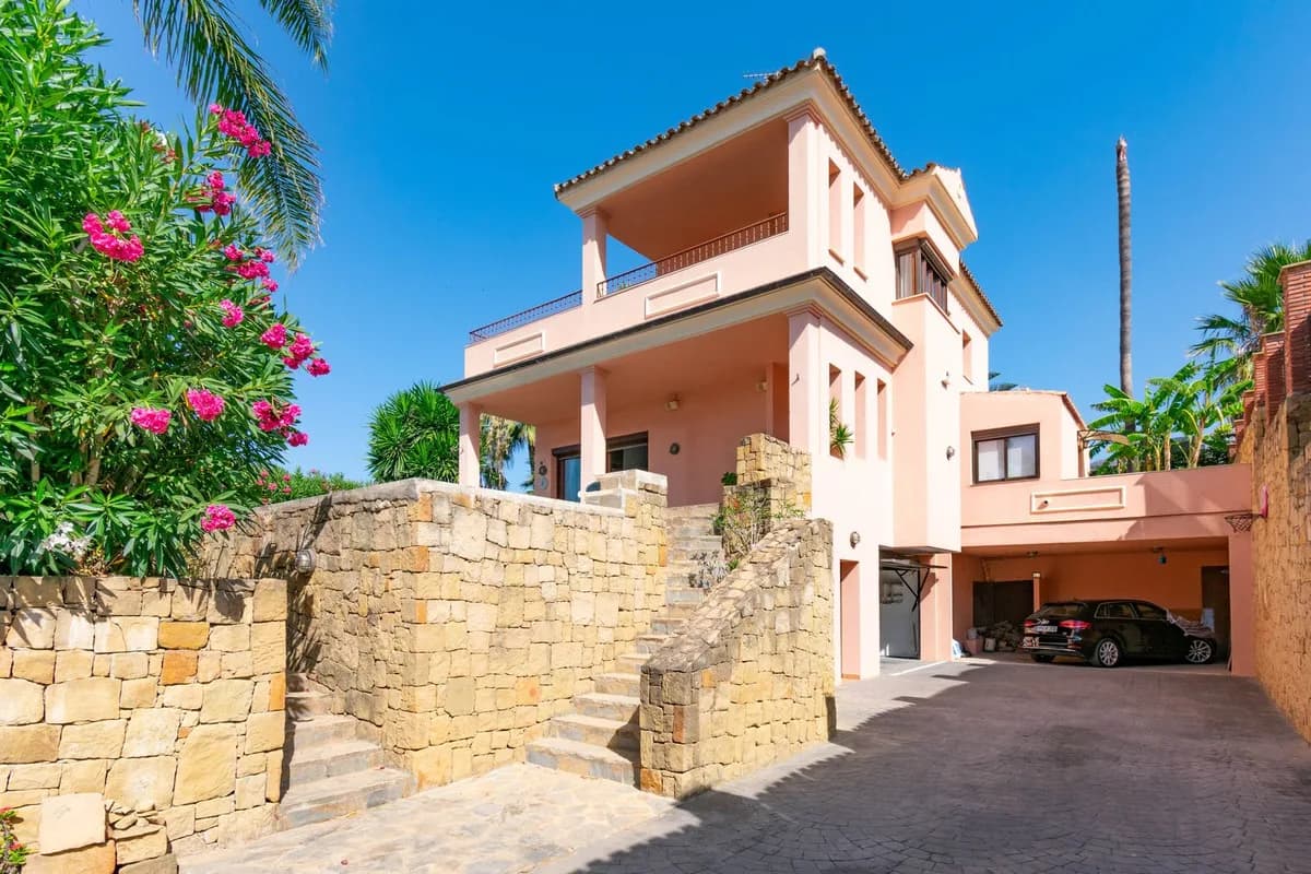 4 Bedroom Detached Villa for Sale in Estepona, Málaga - Image 3