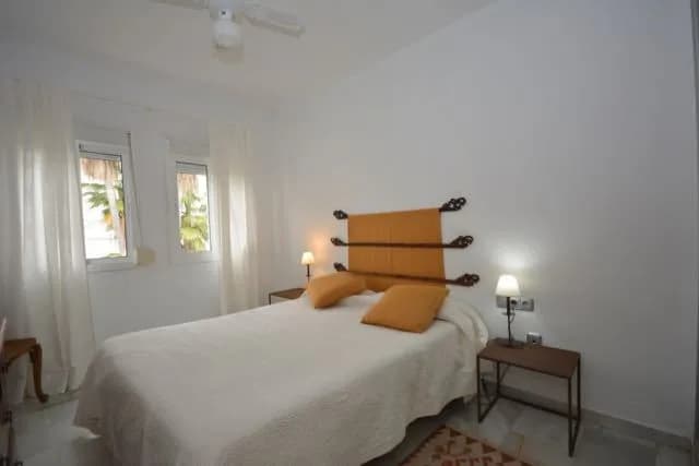 2 Bedroom Middle Floor Apartment for Sale in The Golden Mile, Málaga - Image 9