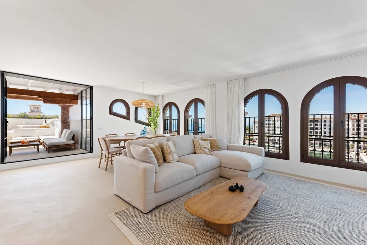 4 Bedroom Penthouse Duplex for Sale in La Duquesa, Málaga - Image 4