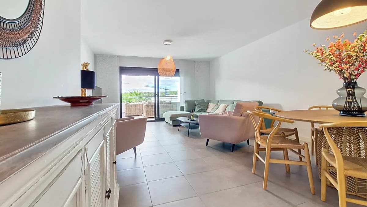 3 Bedroom Middle Floor Apartment for Sale in Casares, Málaga - Image 7