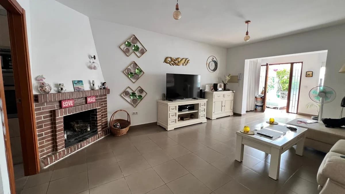 3 Bedroom Semi-Detached House for Sale in Benalmadena Costa, Málaga - Image 2