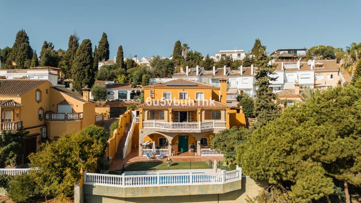 5 Bedroom Detached Villa for Sale in Mijas Costa, Málaga