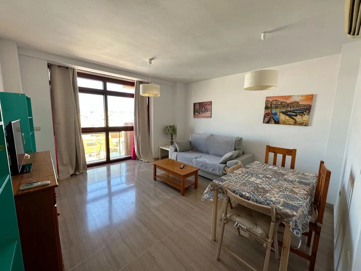 1 Bedroom Middle Floor Apartment for Sale in Fuengirola, Málaga - Image 3