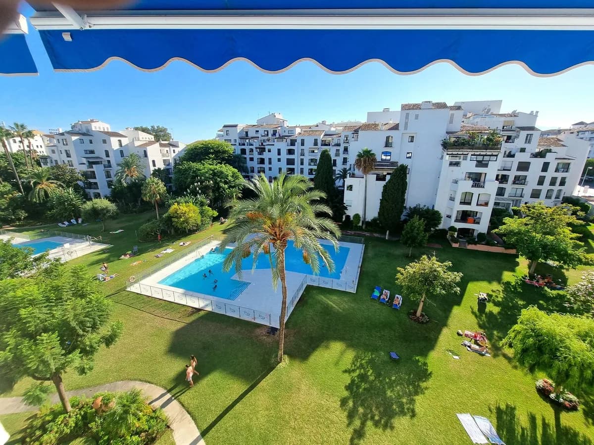 2 Bedroom Middle Floor Apartment for Sale in Puerto Banús, Málaga