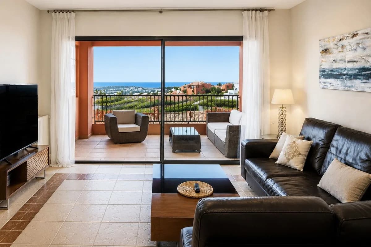 3 Bedroom Middle Floor Apartment for Sale in Los Flamingos, Málaga - Image 2