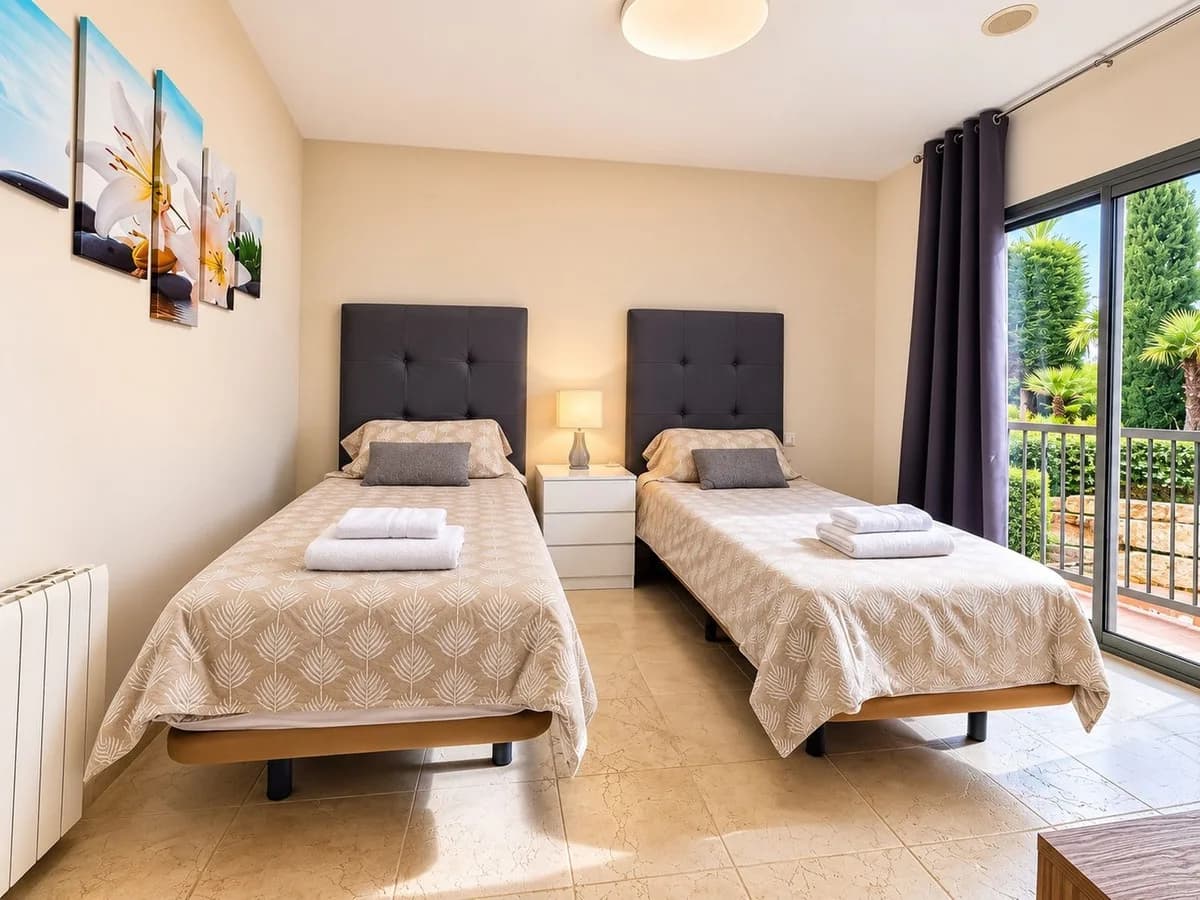 3 Bedroom Middle Floor Apartment for Sale in Los Flamingos, Málaga - Image 8
