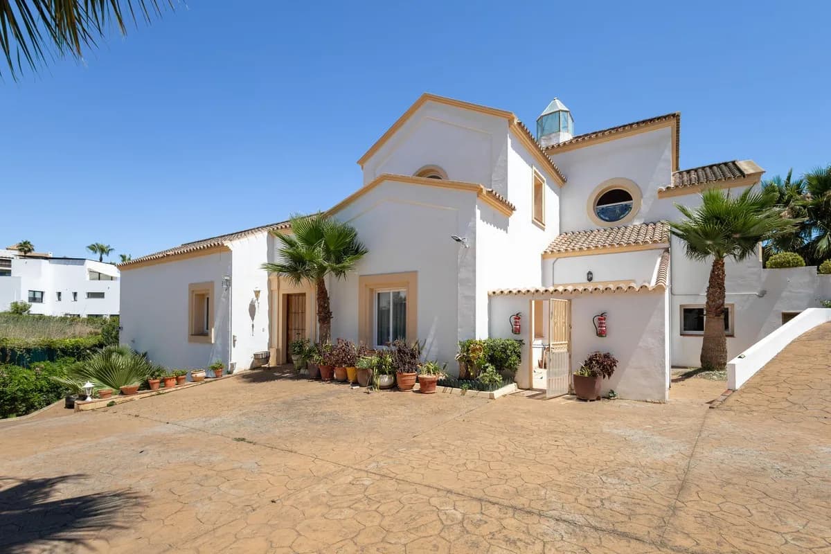 7 Bedroom Detached Villa for Sale in El Paraiso, Málaga - Image 3