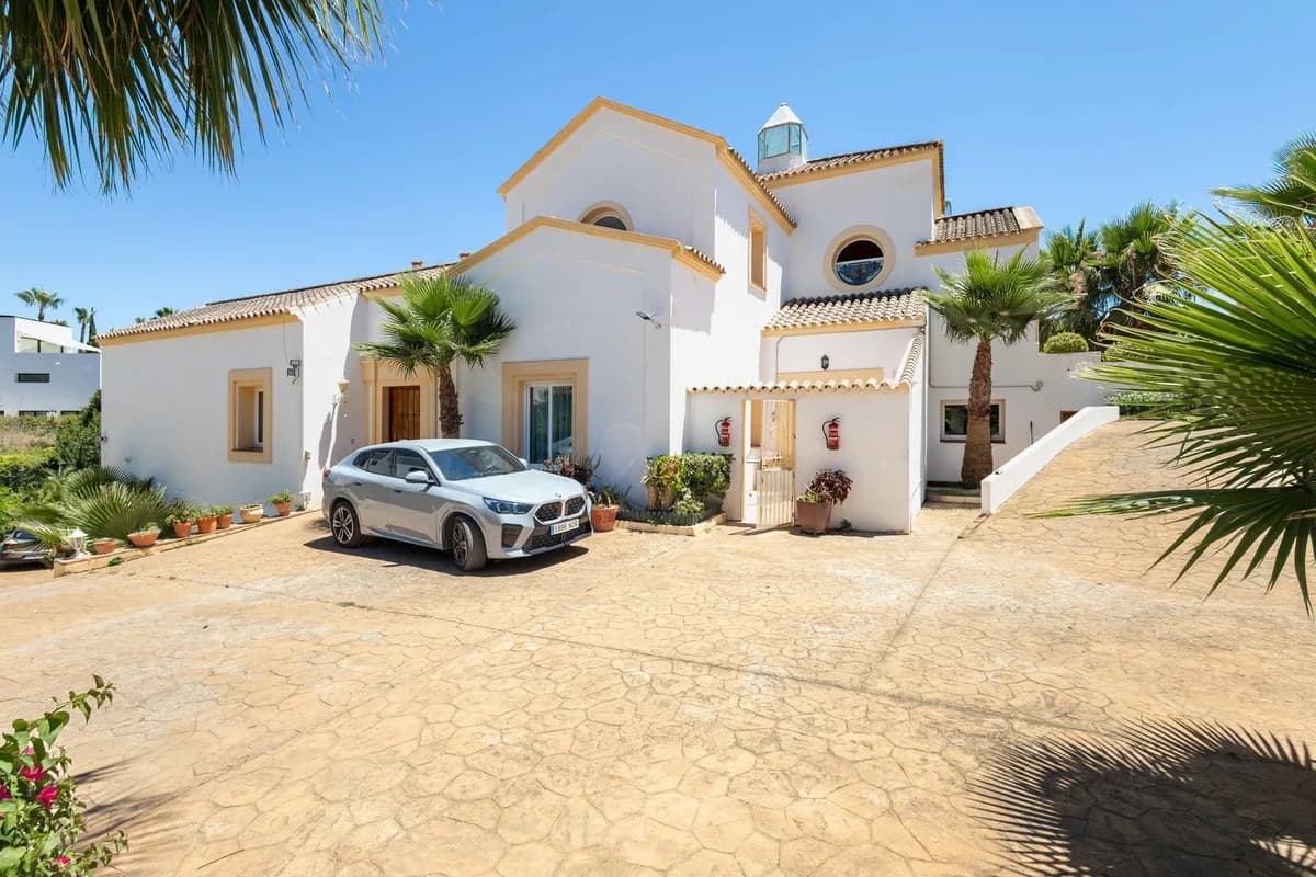 7 Bedroom Detached Villa for Sale in El Paraiso, Málaga - Image 4