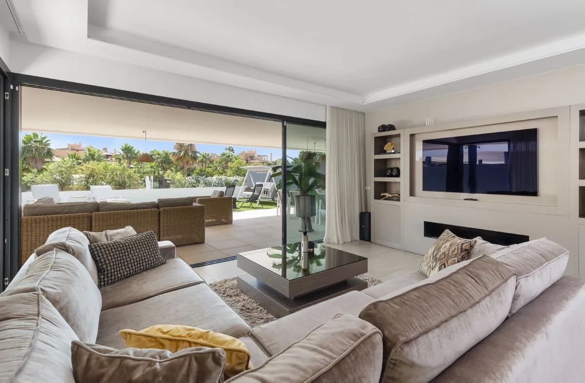 3 Bedroom Ground Floor Apartment for Sale in Estepona, Málaga - Image 3