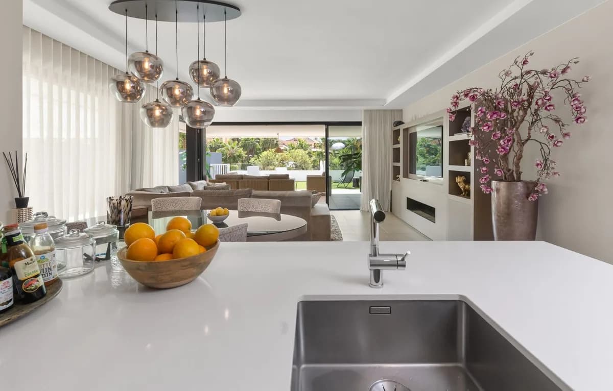 3 Bedroom Ground Floor Apartment for Sale in Estepona, Málaga - Image 4