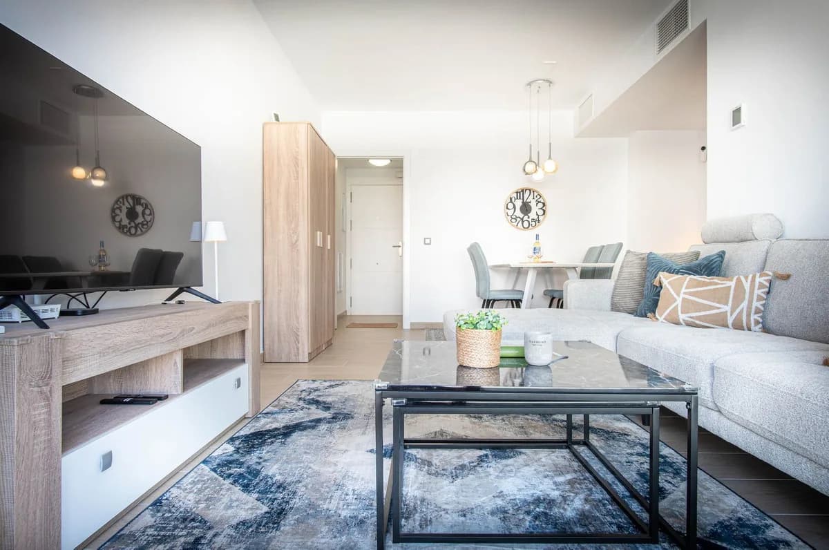 2 Bedroom Middle Floor Apartment for Sale in Estepona, Málaga - Image 4