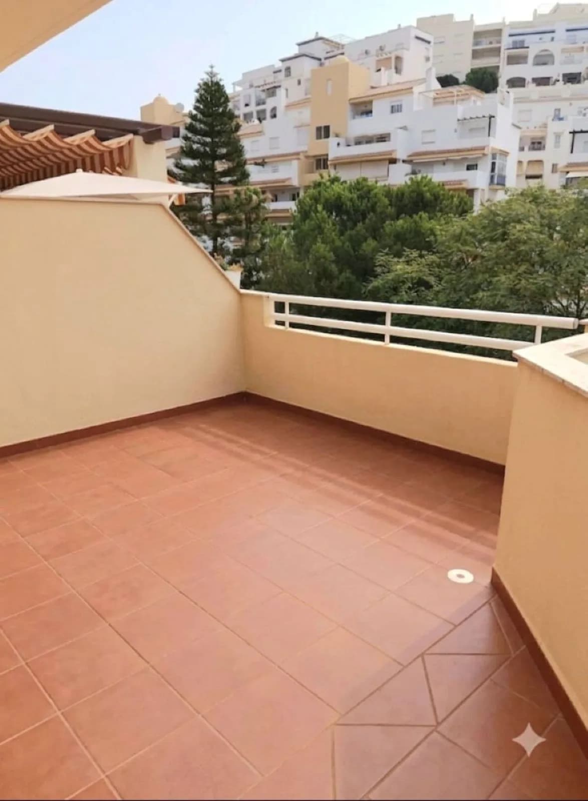 3 Bedroom Middle Floor Apartment for Sale in Torrequebrada, Málaga - Image 2