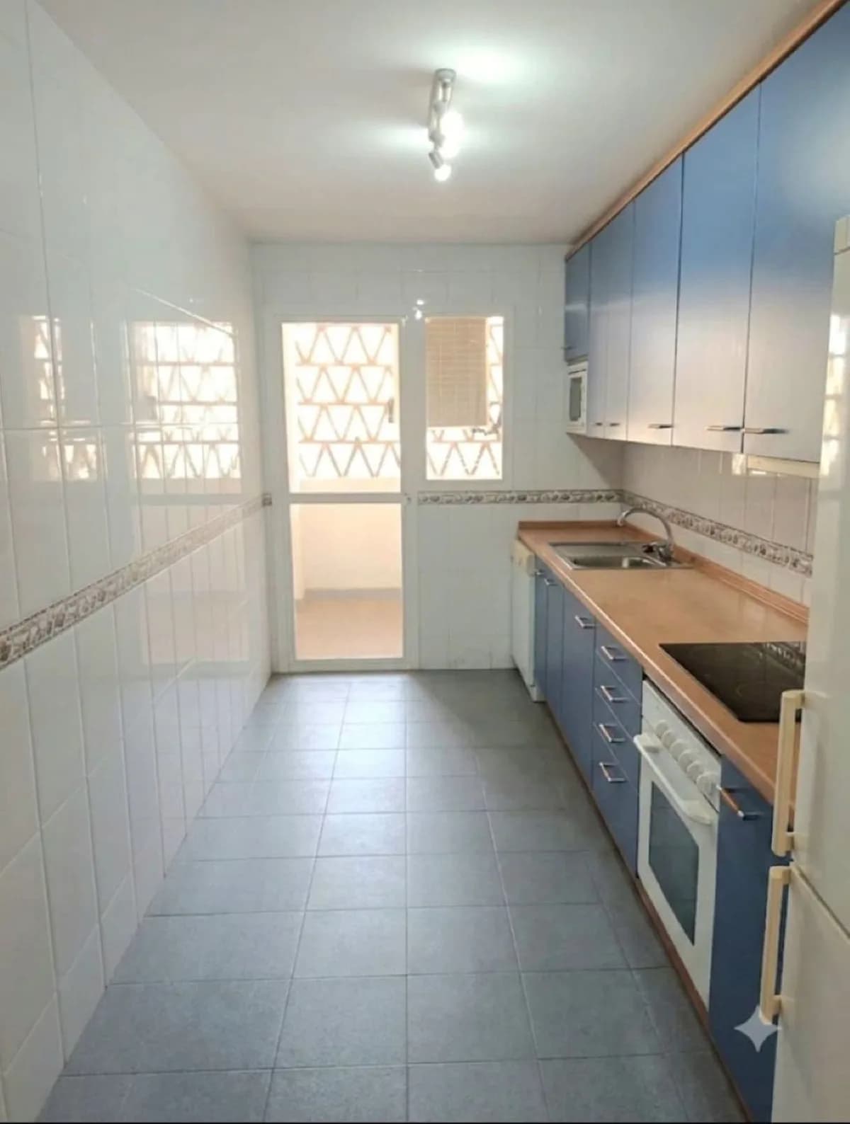 3 Bedroom Middle Floor Apartment for Sale in Torrequebrada, Málaga - Image 8