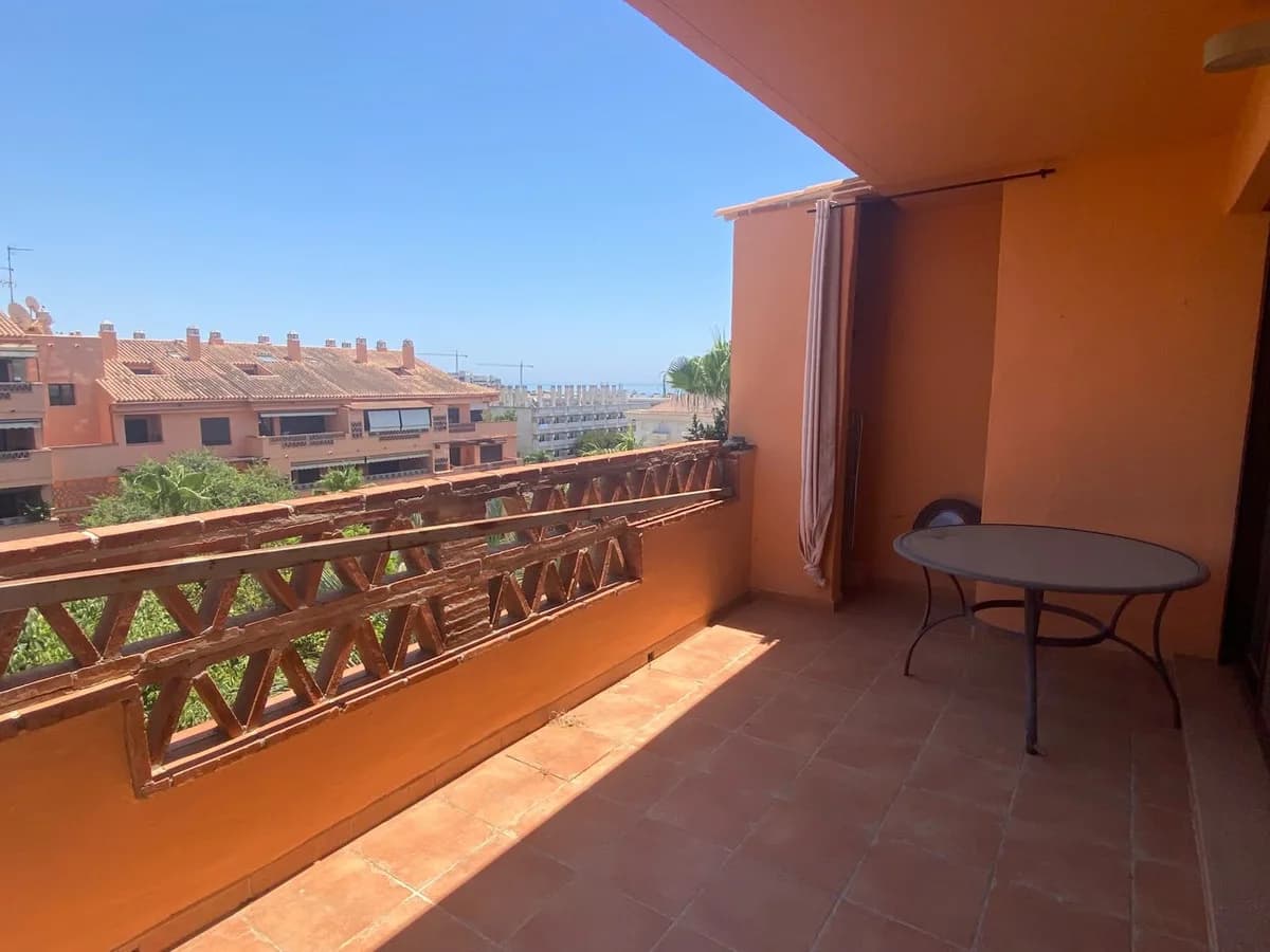 2 Bedroom Top Floor Apartment for Sale in The Golden Mile, Málaga - Image 2