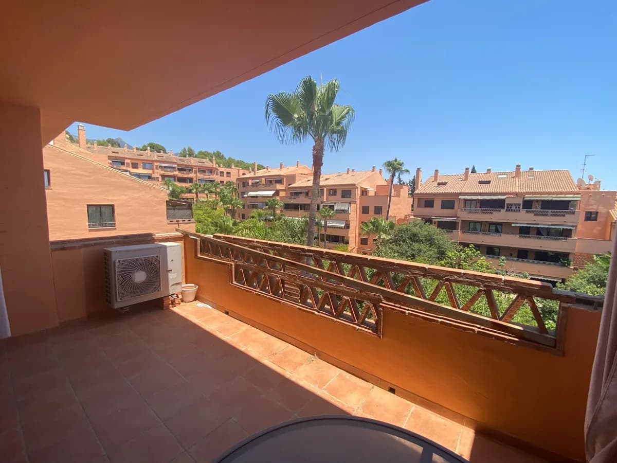 2 Bedroom Top Floor Apartment for Sale in The Golden Mile, Málaga - Image 4