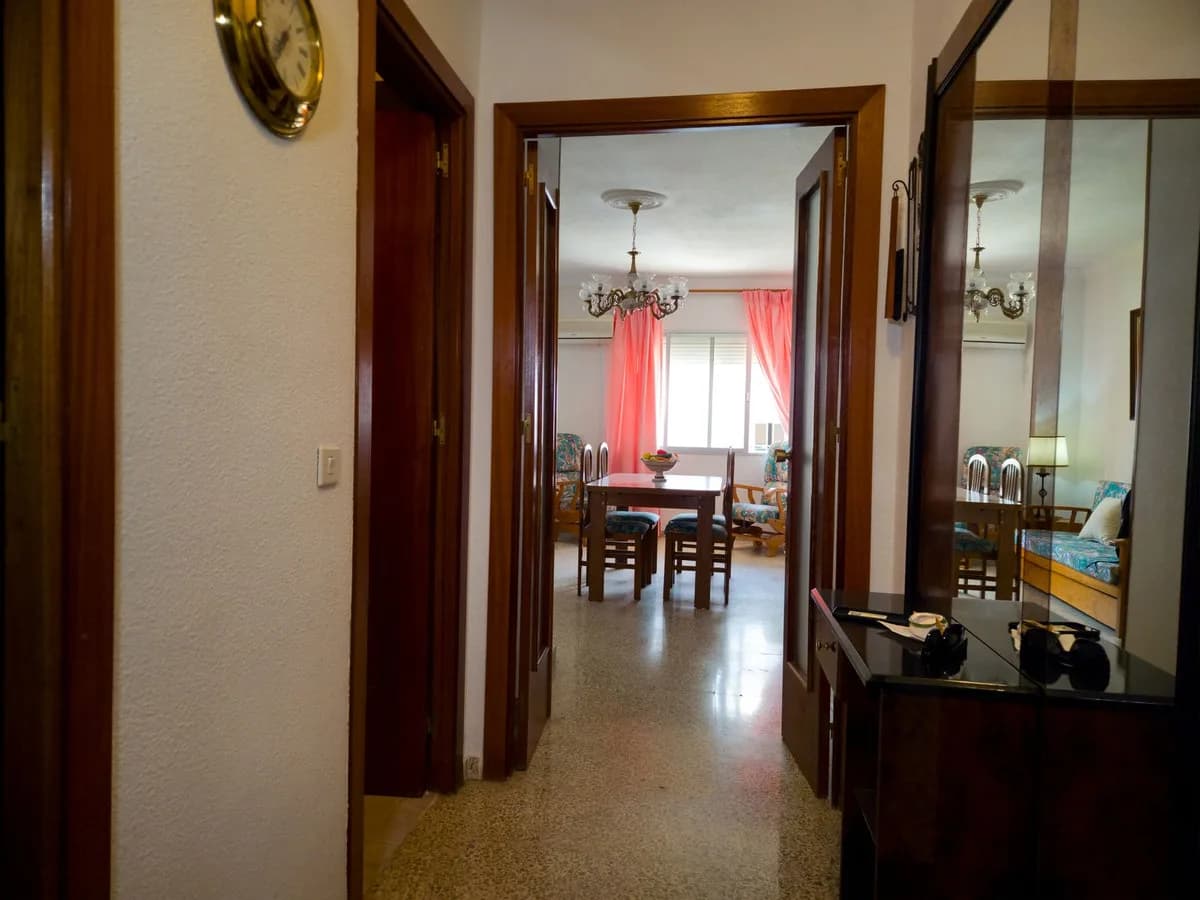 3 Bedroom Middle Floor Apartment for Sale in Fuengirola, Málaga - Image 2